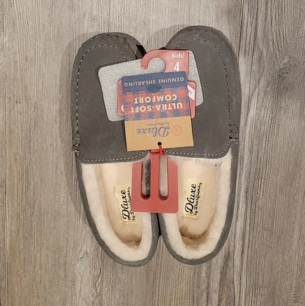 𝅺Size: 4 | Kid's Dearfoam Fireside Indoor/Outdoor Shearling Moccasin
